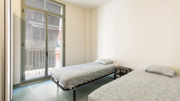 3-bedroom apartment for rent in Sants, bills included - Foto 1