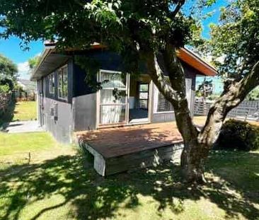 Four bedroom, Two living - Photo 2