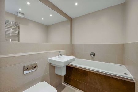 A stylish split-level penthouse apartment in a private development moments from Oxshott Heath and within close proximity to popular schools. - Photo 4