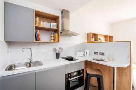 1 bedroom in a flat share to rent - Photo 2