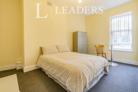 8 bedroom semi-detached house to rent - Photo 4