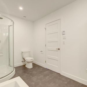 Très Grand 3 1/2 à Louer - Photo 2