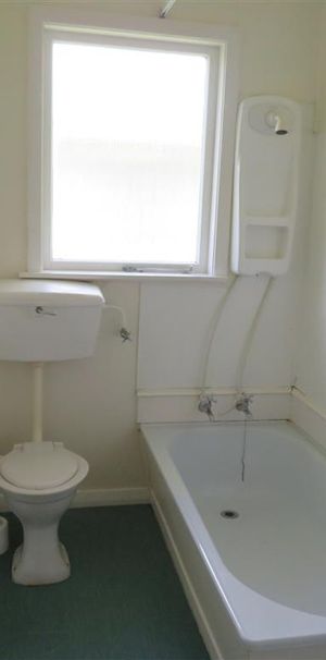 Sunny.Central and Tidy bedsit! - Photo 1
