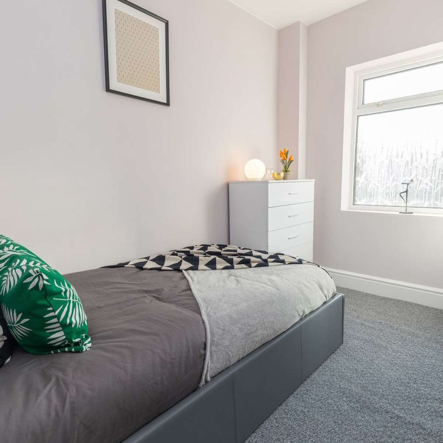 🏡 Home from Hospital: Stylish House Share Steps from George Eliot! - Photo 1