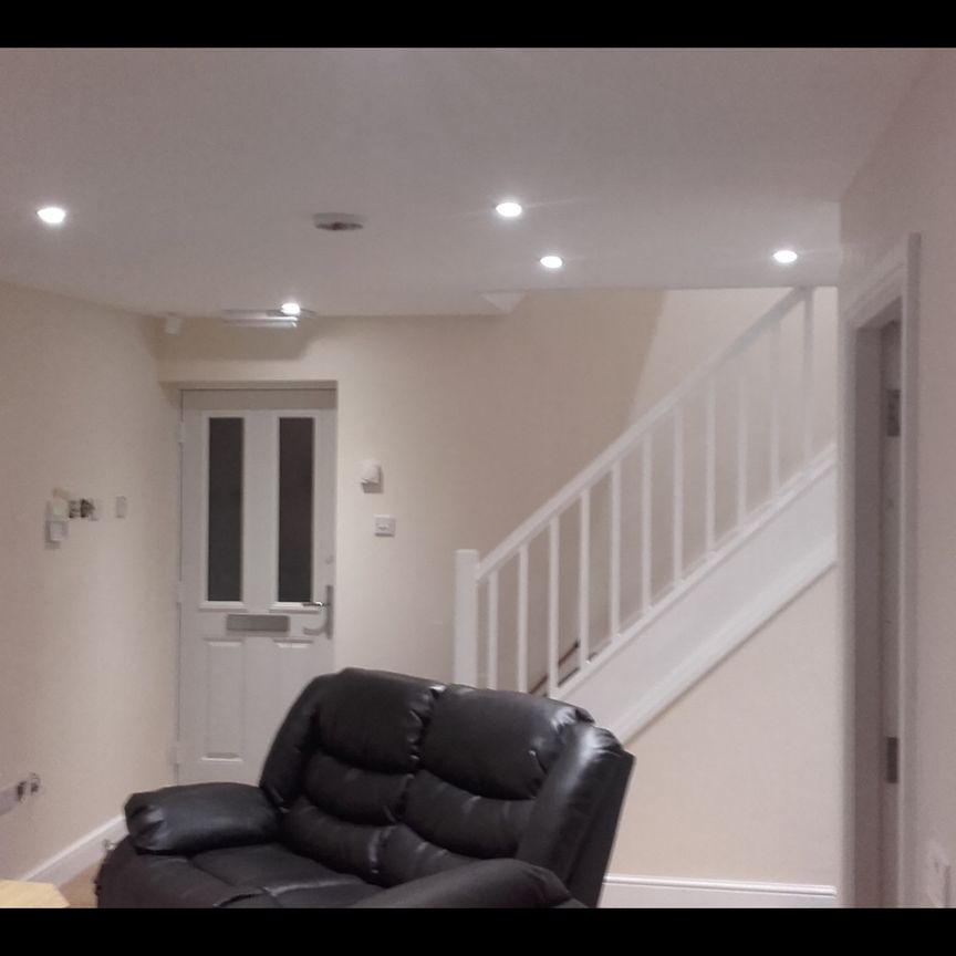 7 Bed Terraced House, Redshaw Close, M14 - Photo 1