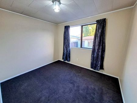Comfy 3 Bedroom Home with Garden - Photo 2