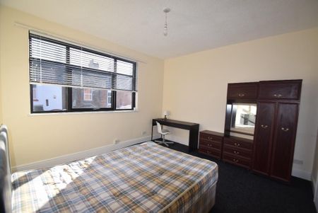 4 bedroom terraced house to rent - Photo 4