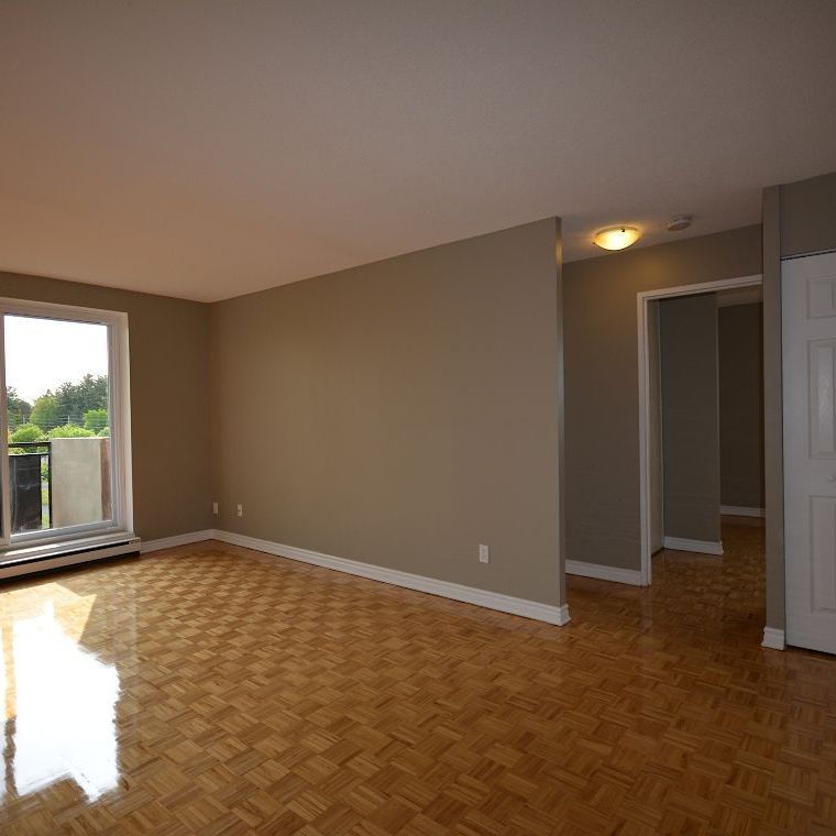 Minutes to Bayshore Shopping Centre; Easy Access to the Queensway - Photo 1