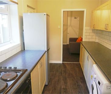 5 Bedroom Mid Terraced House - Photo 5