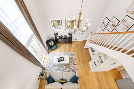 A bright duplex apartment benefiting from double height ceilings in the reception with French doors leading onto a private courtyard. - Photo 2