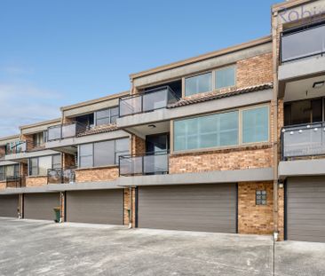 Larger than average, air-conditioned townhouse with district views ... - Photo 1