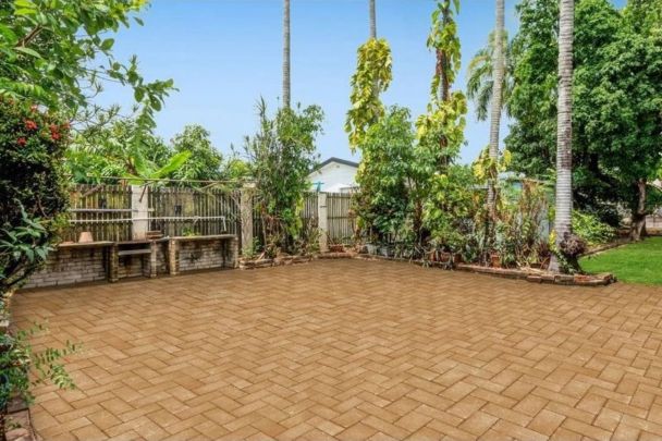 Walking distance to the cinemas, restaurants and coffee shops! - Photo 1