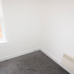 To Let 1 Bed Apartment - Photo 2