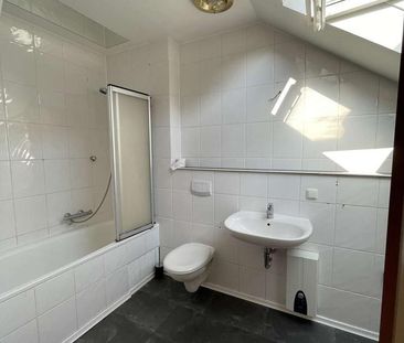 Charmante Dachgeschosswohnung Untermeiderich - Photo 2