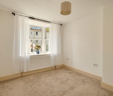 4 Bed House - Photo 4
