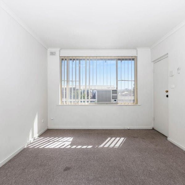 Low maintenance unit in good location - Photo 1