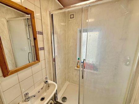 1 bedroom in a house share to rent - Photo 4