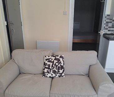 £800 PCM, Furnished One Bedroom Ground Floor Flat in Richmond Road,... - Photo 1
