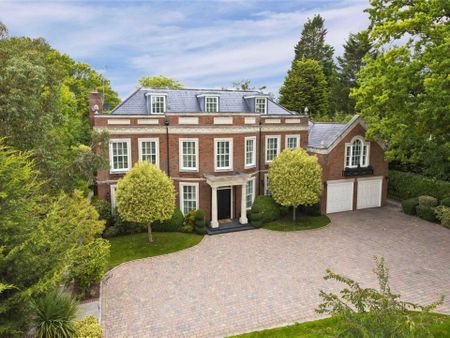 A modern 7 bedroom detached family home on situated on a prestigious private estate in Oxshott. - Photo 5