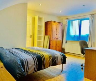 Donegall Road, En-Suite Room 5, All Bills Included, Belfast, BT12 5NB - Photo 4