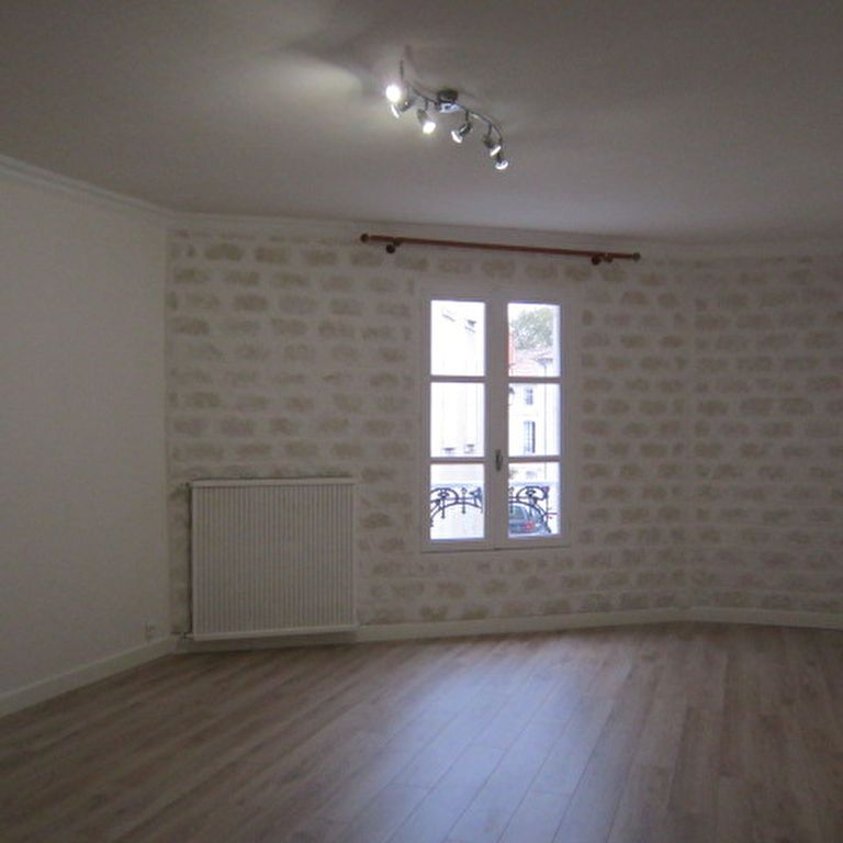 Location Appartement 4 pièces 117m² FONTENAY LE COMTE 85200 - Photo 1