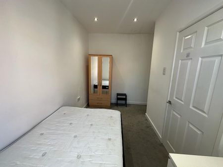 6 bedroom terraced house to rent - Photo 5