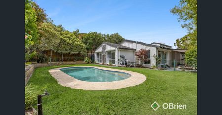 Character filled home including pool and garden maintenance - Photo 2