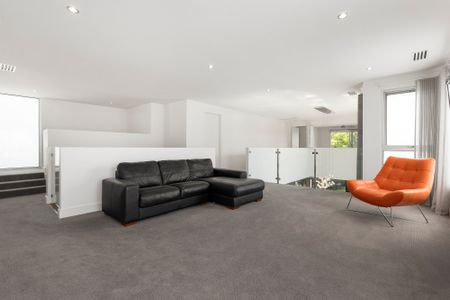 1 Raymond Street, Ashwood VIC 3147 - House For Rent | Domain - Photo 2