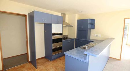 FOUR BEDROOM, TWO BATHROOM FAMILY HOME - Photo 4