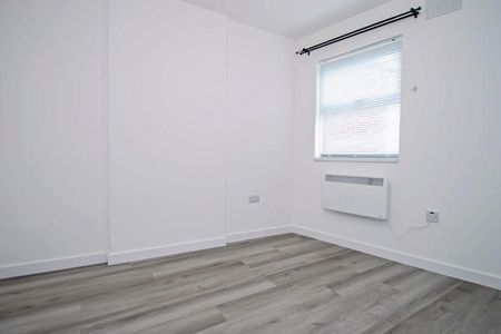 3 bedroom flat to rent - Photo 3