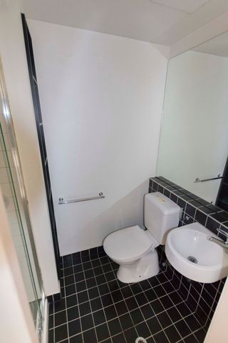 Furnished Stylish Studio Apartment -STUDENTS ONLY - Photo 5