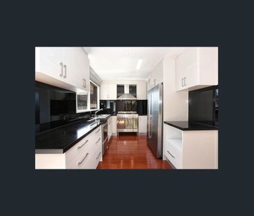 Stylish Family Living in Quiet Court Location - Photo 4