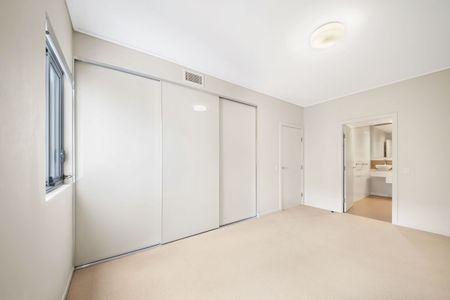 Spacious & Stylish Apartment In Convenient Location - Photo 5