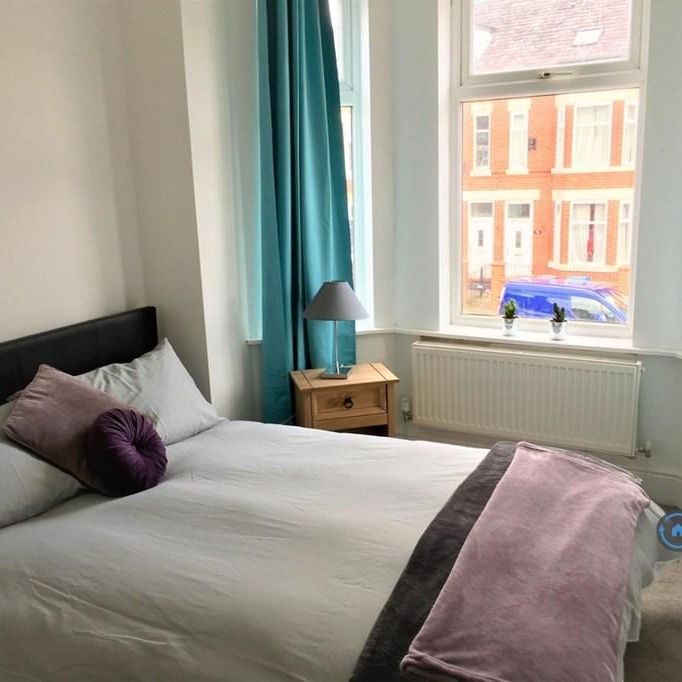 4 bedroom end of terrace house to rent - Photo 1