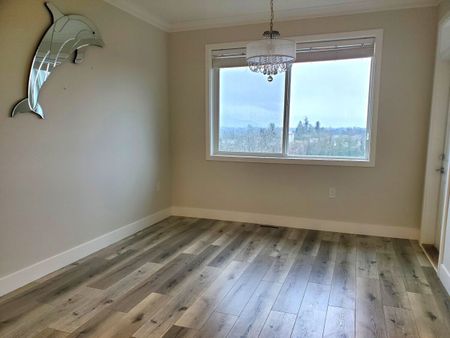 Bright, Open Concept Upper! - Photo 3