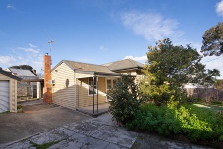 Recently updates & perfectly located in a quiet central street. - Photo 3