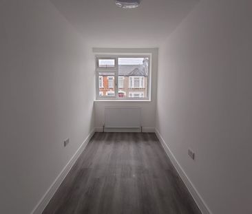 2 Bed Flat, Swindon Close, IG3 - Photo 5