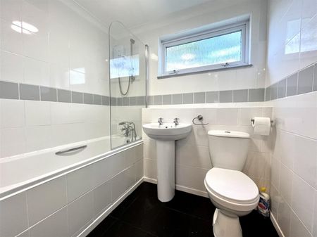 2 Bedroom Flat - Purpose Built To Let - Photo 4