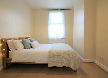 3 Bed Terraced House, Manor Road, E17 - Photo 2