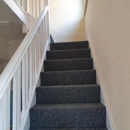 5 bedroom semi-detached house to rent - Photo 4