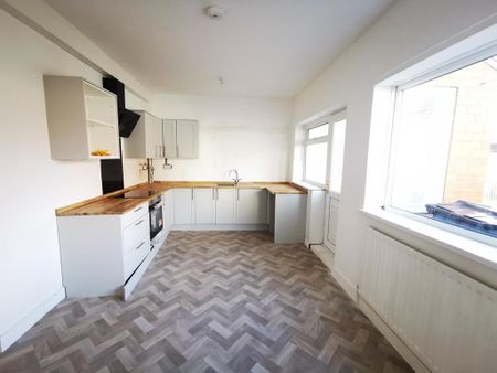 3 bedroom terraced house to rent - Photo 2
