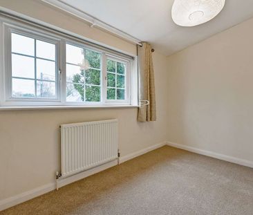 A centrally located three bedroom detached home with off street par... - Photo 5