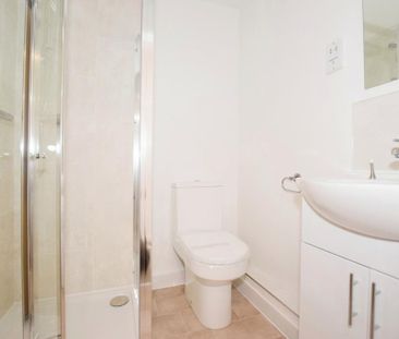 1 bedroom in a flat share to rent - Photo 5