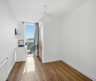 Modern Two Bedroom Apartment Moments from Stratford Station - Photo 5