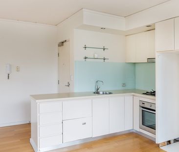 Sunny & Spacious North facing gem – Parking & Balcony - Photo 6