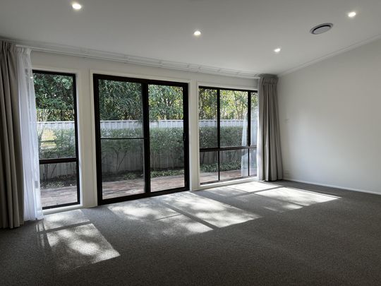 Beautifully Renovated three Bedroom Townhouse - Photo 1