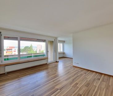 "Grossräumige Wohnung mit Balkon in zentraler Gegend!" - Photo 2