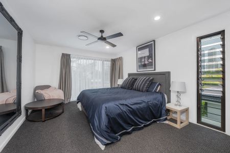 Architect-designed family oasis - Photo 4