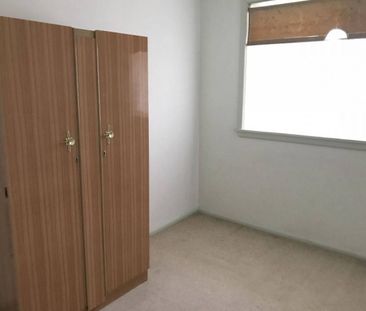 Spacious Family Living in Prime St Albans Location - Photo 2