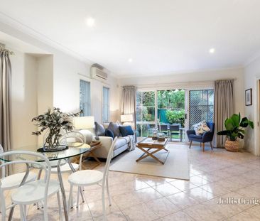 Idyllic, own frontage, freestanding oasis - Photo 1